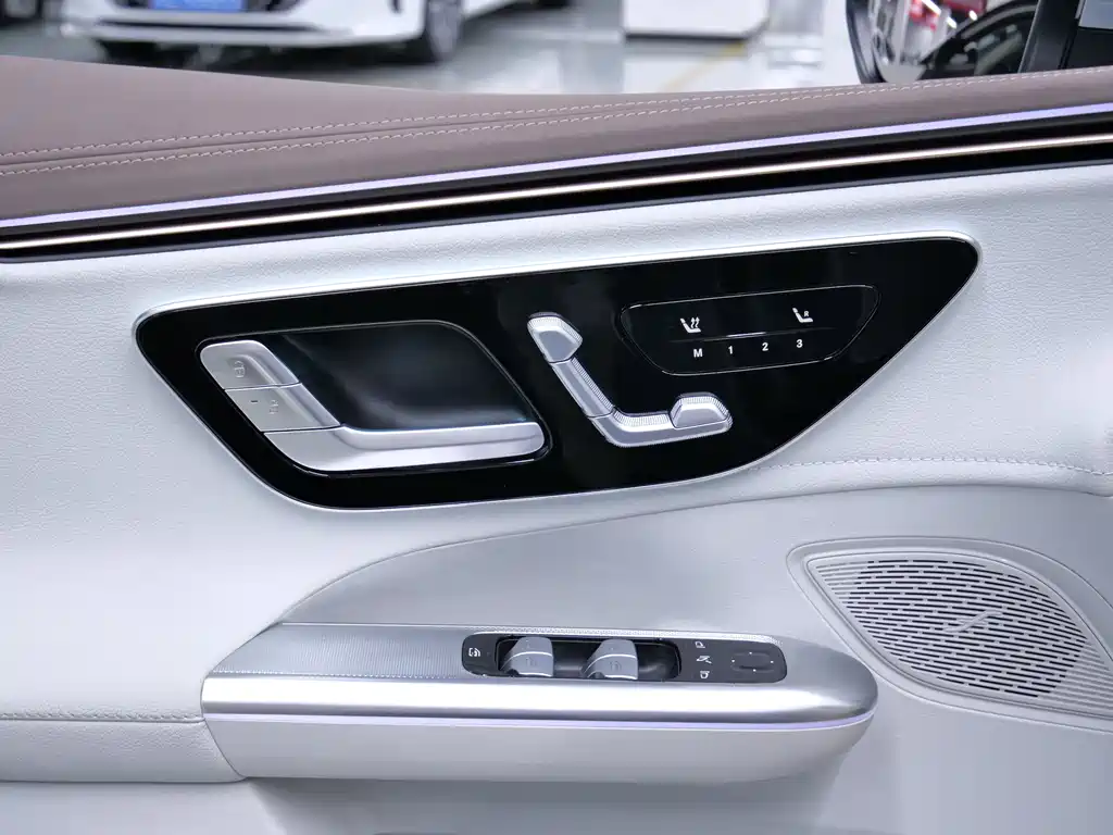 Mercedes-Benz EQE SUV 2023 — фото 18