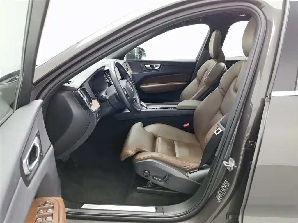 Volvo XC60 2022 — фото 10