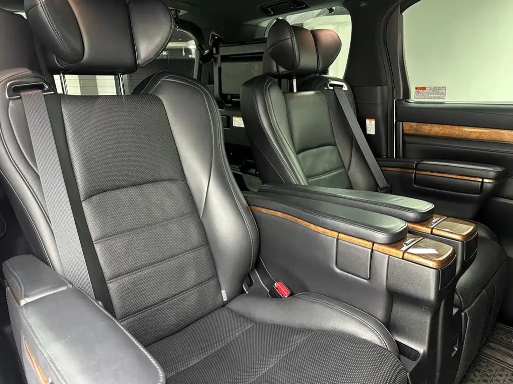 Toyota Alphard 2017 — фото 14