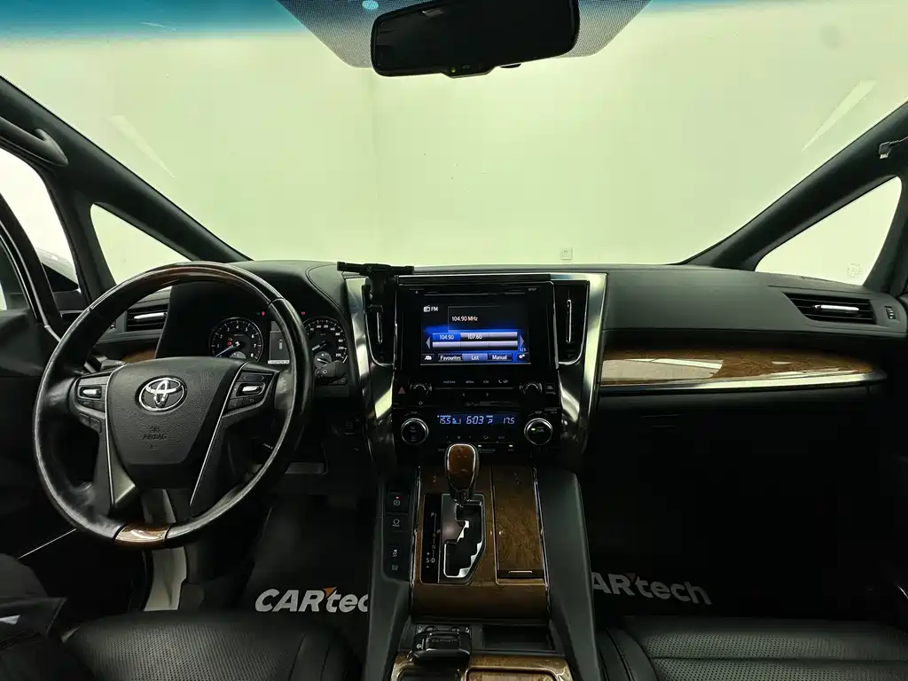 Toyota Alphard 2017 — фото 29