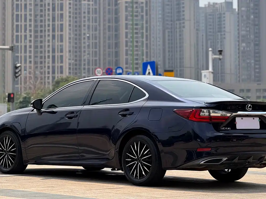 Lexus ES 2018 — фото 12