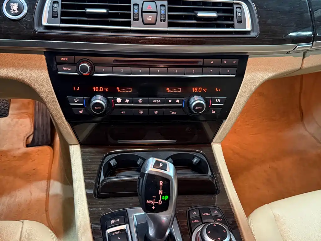 BMW 7 Series 2010 — фото 13