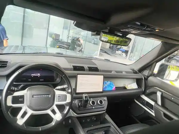 Land Rover Defender 2023