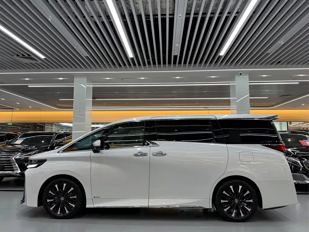 Toyota Vellfire 2023 — фото 3