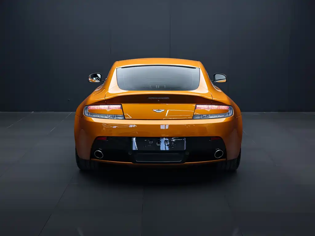 Aston Martin V8 Vantage 2013 — фото 8
