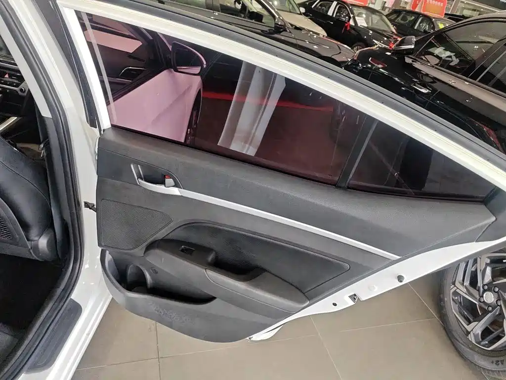 Hyundai Elantra 2018 — фото 17
