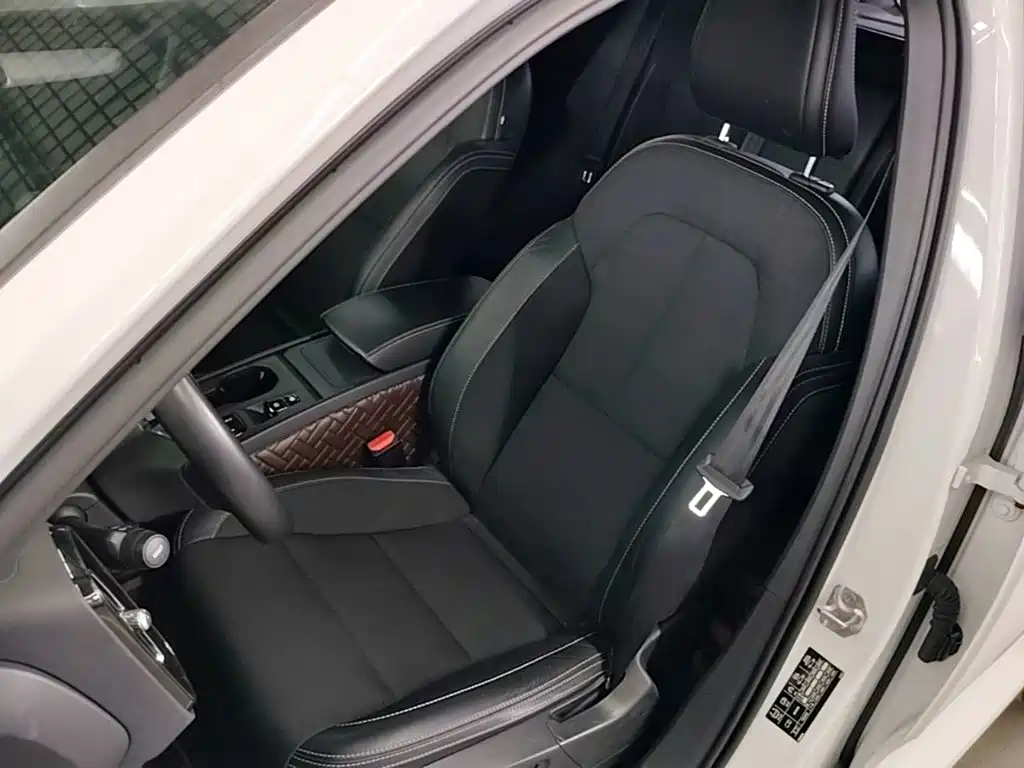 Volvo XC40 2020 — фото 15