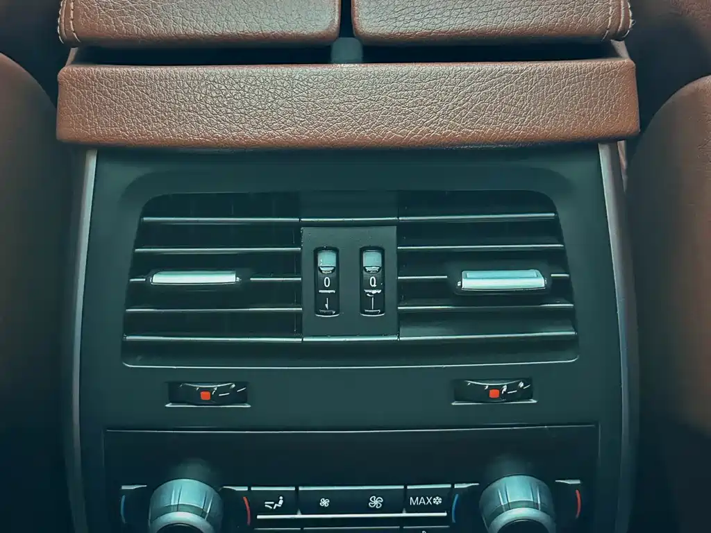 BMW 5 Series GT 2011 — фото 18