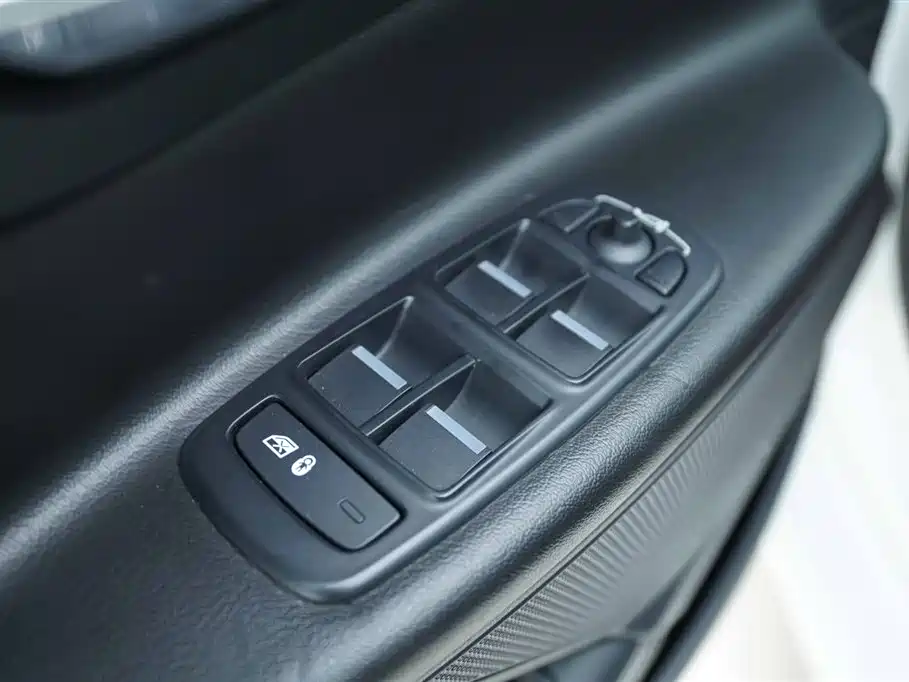 Jaguar XE 2015 — фото 11