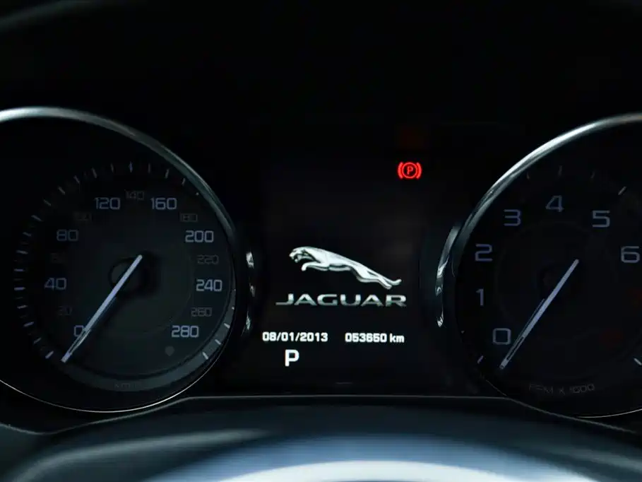 Jaguar XE 2015 — фото 8