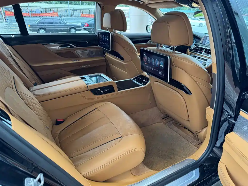 BMW 7 Series 2017 — фото 24