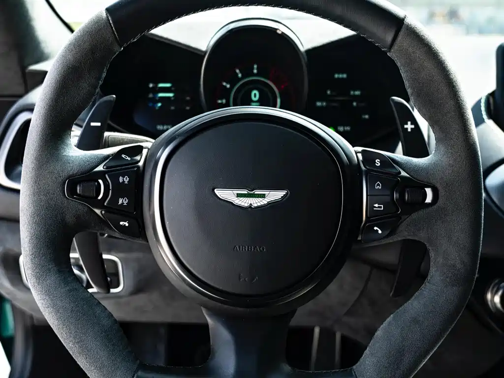 Aston Martin V8 Vantage 2024 — фото 6