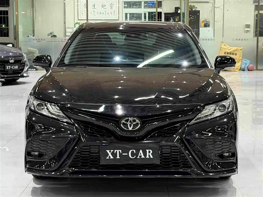 Toyota Camry 2022 — фото 2