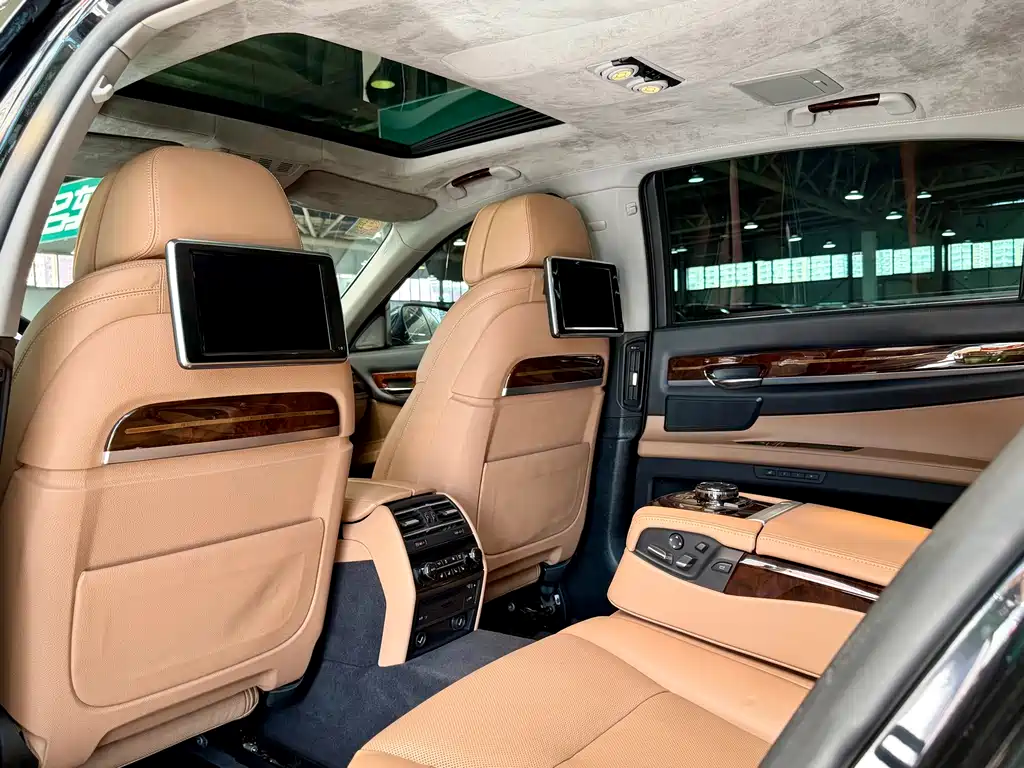 BMW 7 Series 2014 — фото 30