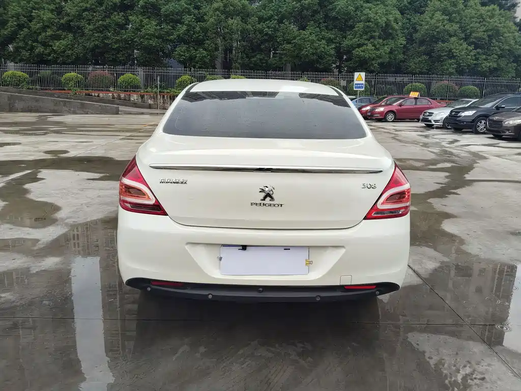 Peugeot 308 2015 — фото 10