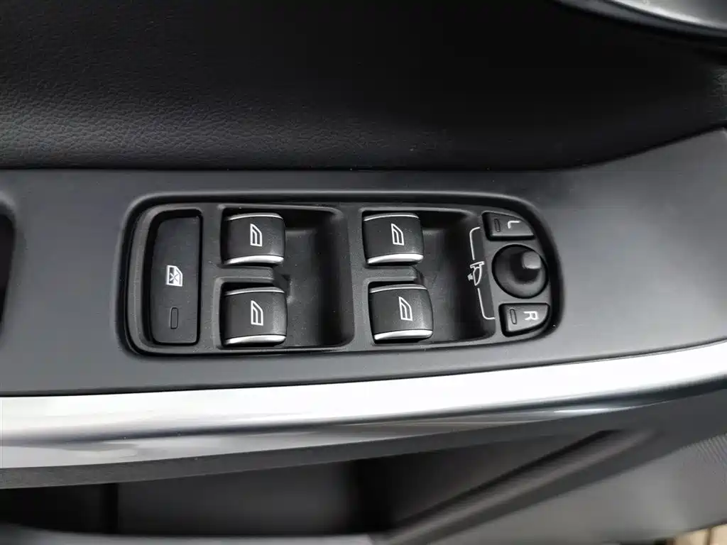 Volvo XC60 2017 — фото 9