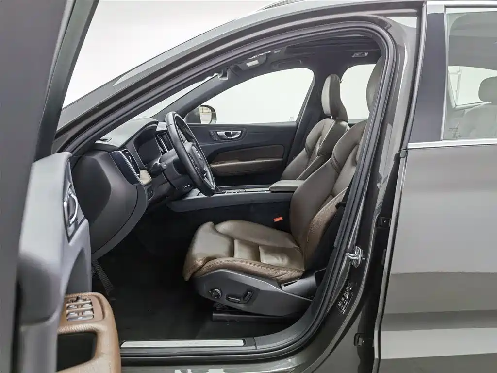 Volvo XC60 2020 — фото 10