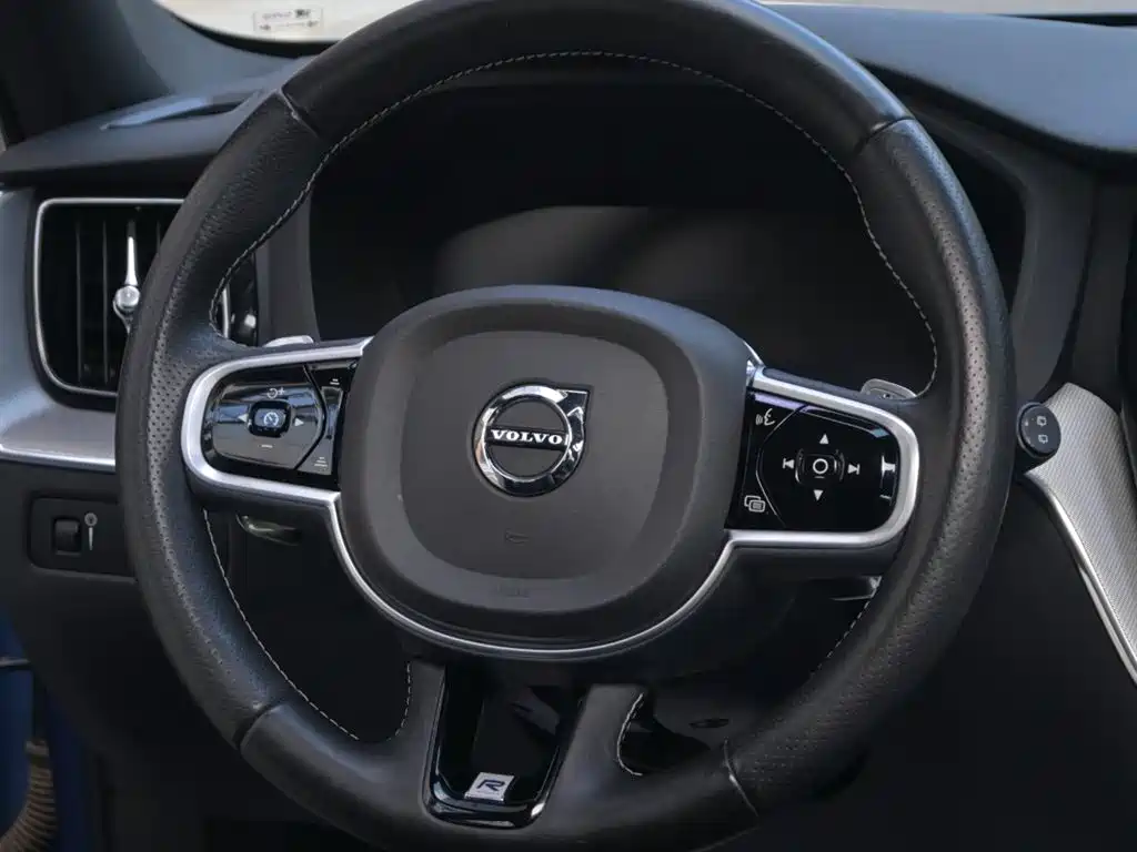 Volvo XC60 2018 — фото 21