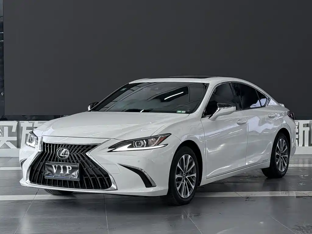 Lexus ES 2023 — фото 1