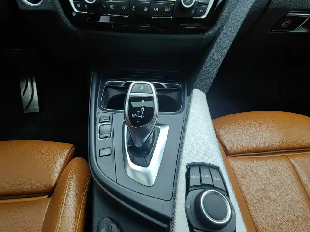 BMW 3 Series 2017 — фото 13