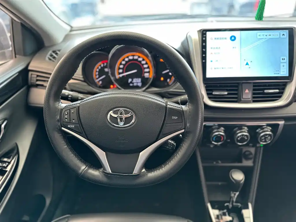 Toyota Yaris L 2022 — фото 10