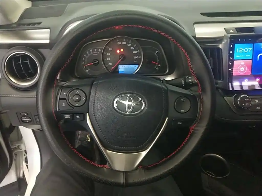 Toyota RAV4 2016 — фото 11