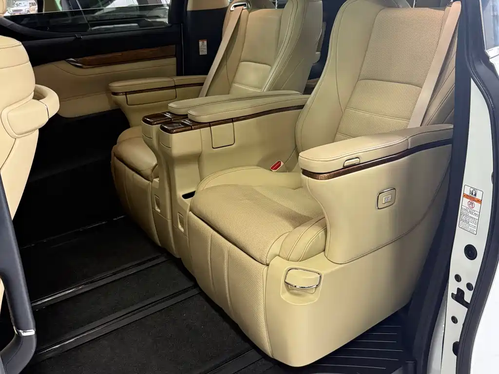 Toyota Alphard 2017 — фото 3