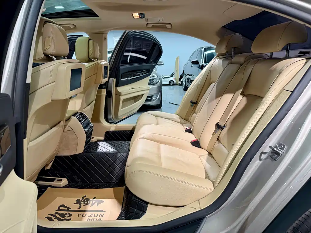 BMW 7 Series 2012 — фото 10