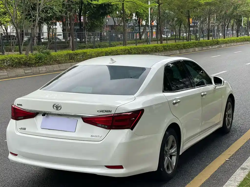 Toyota Crown 2016 — фото 9