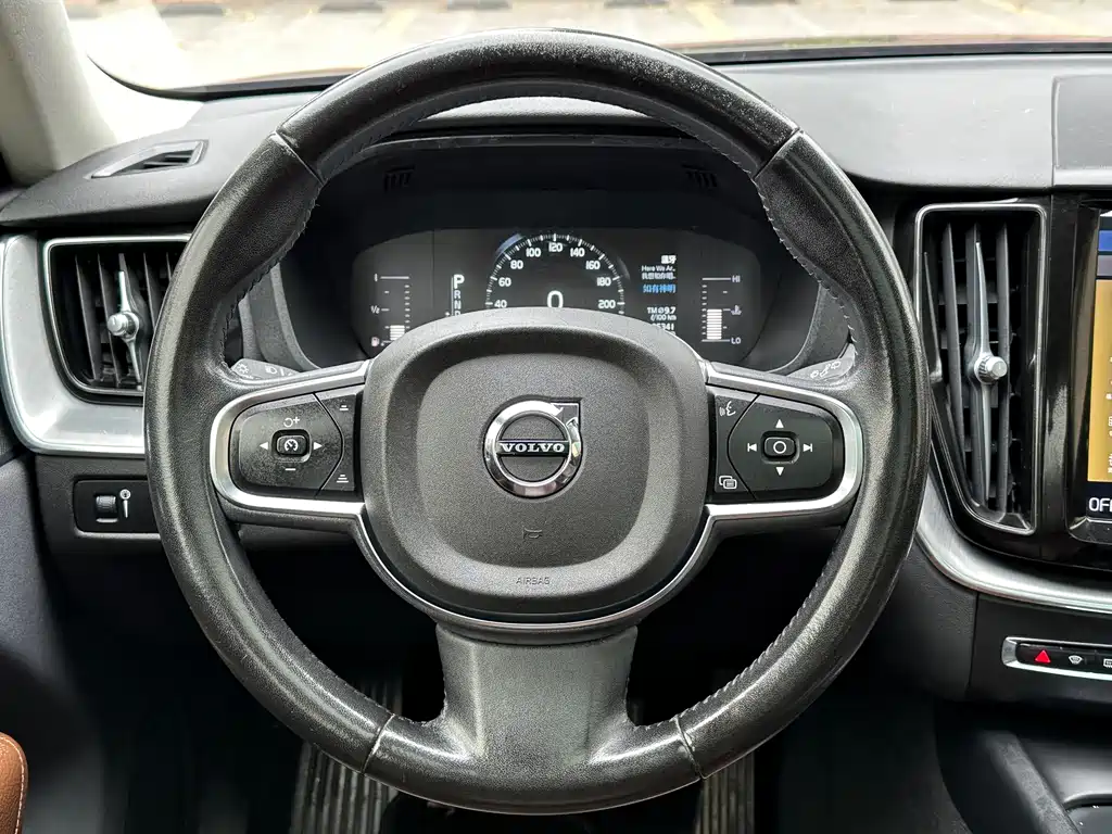 Volvo XC60 2020 — фото 16