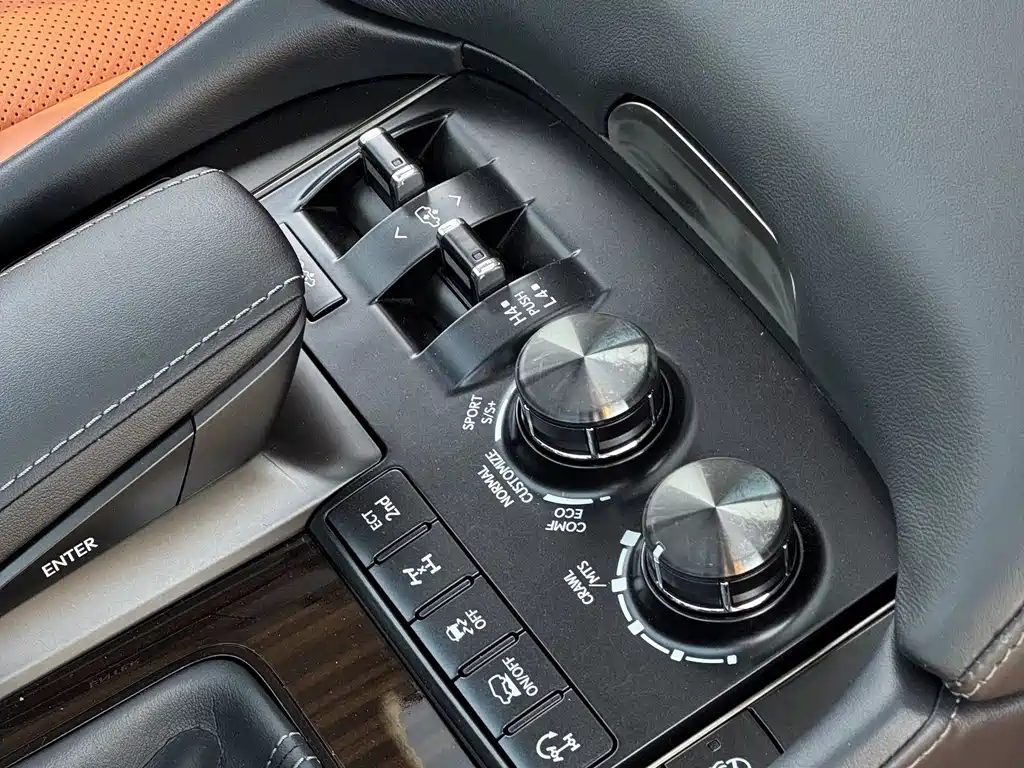 Lexus LX 2020 — фото 17