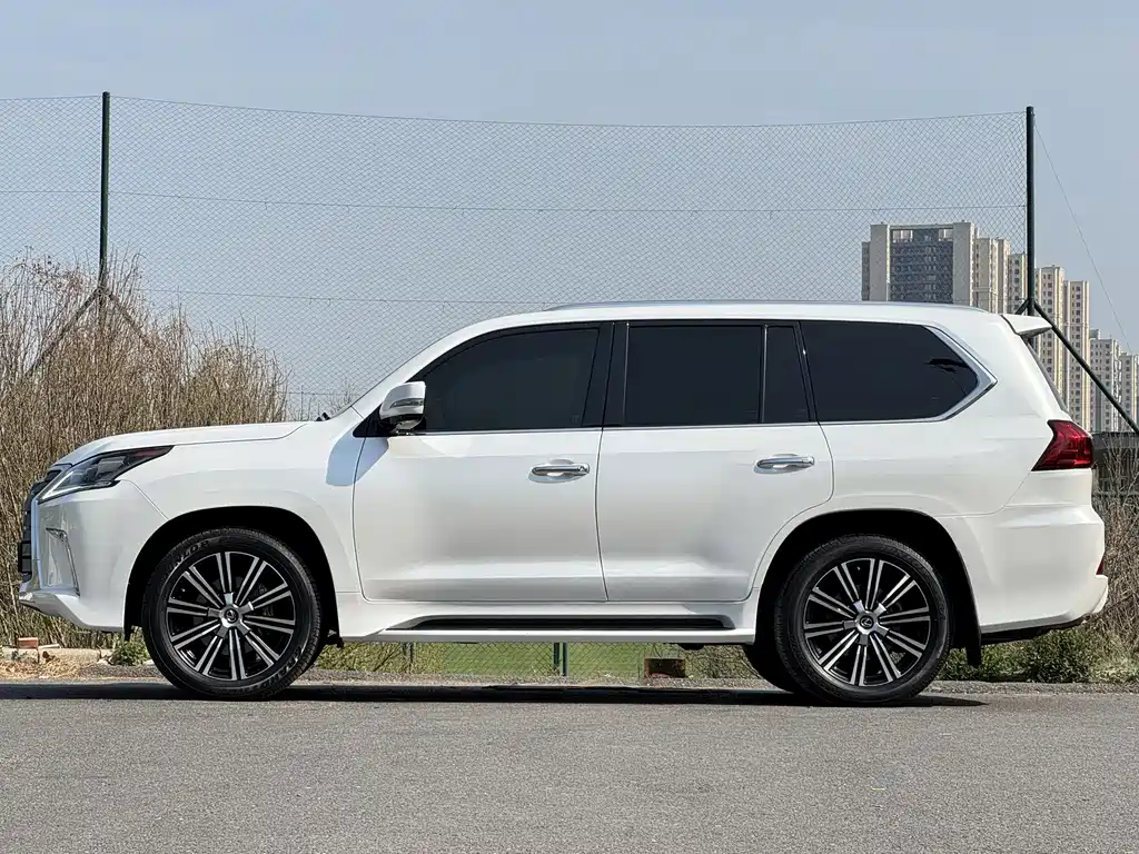 Lexus LX 2020 — фото 11