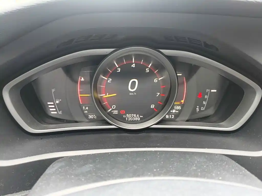 Volvo V40 2017 — фото 12