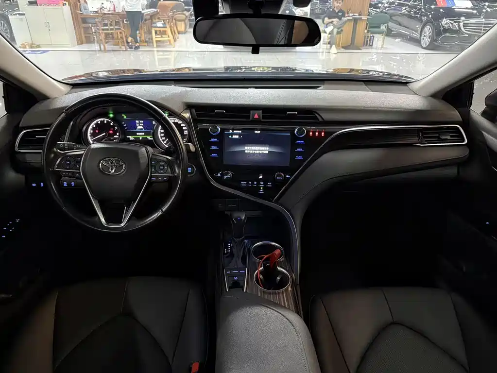 Toyota Camry 2019 — фото 7