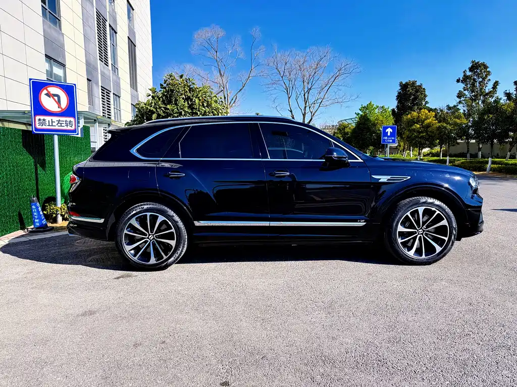 Bentley Bentayga 2021 — фото 8