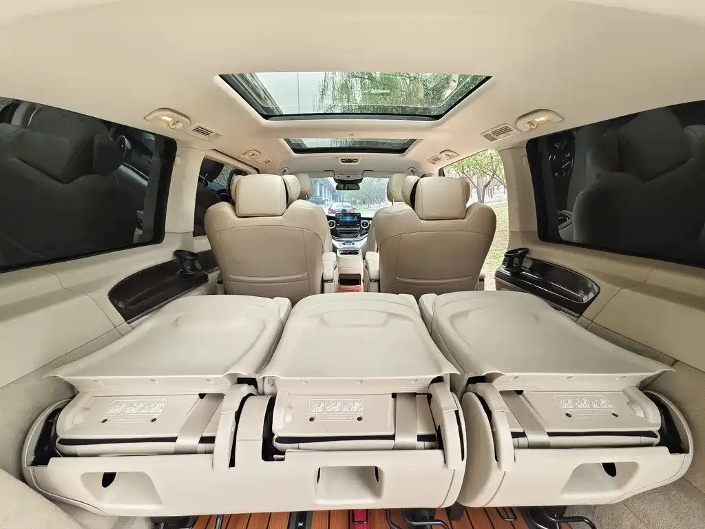 Mercedes-Benz V-Class 2023 — фото 25
