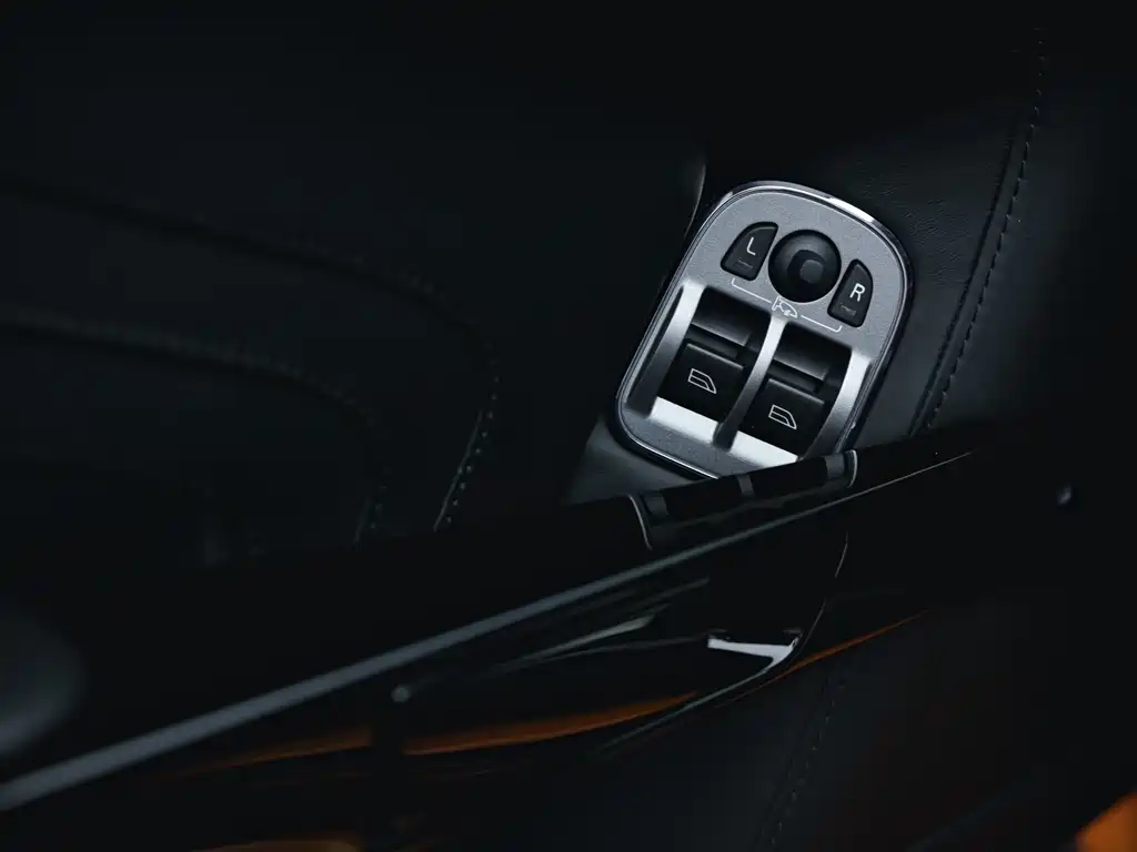 Aston Martin V8 Vantage 2013 — фото 19