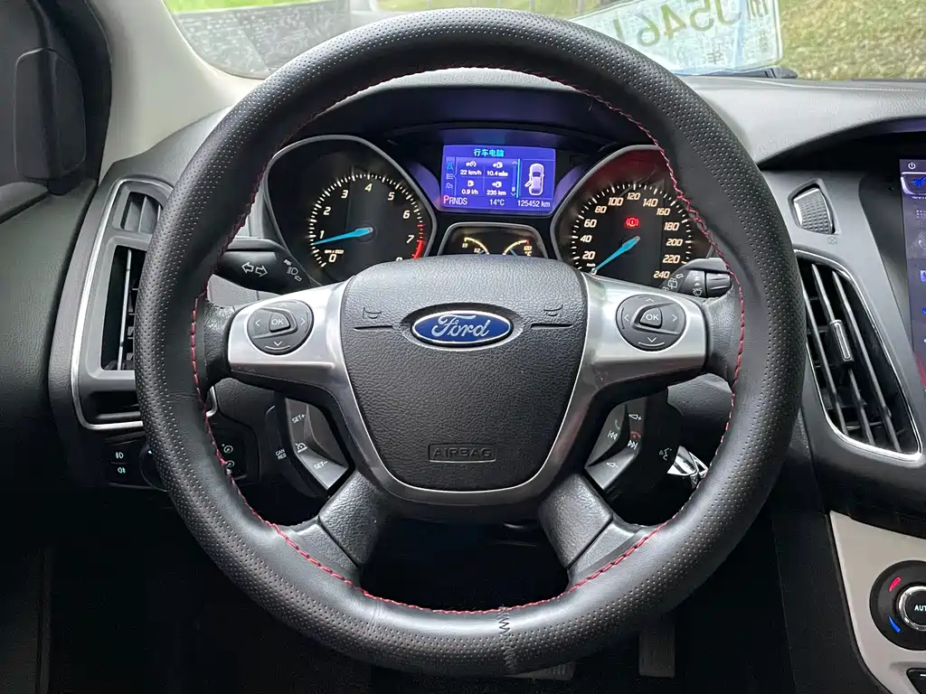 Ford Focus 2012 — фото 11