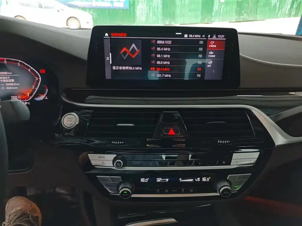 BMW 5 Series 2019 — фото 13