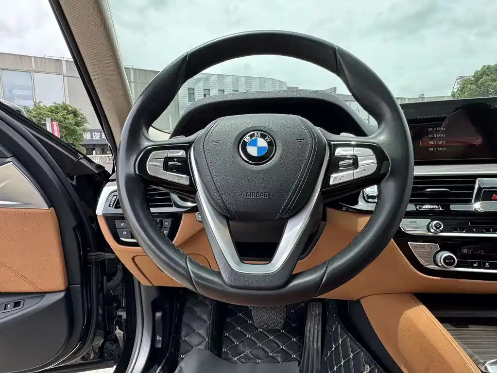 BMW 5 Series 2018 — фото 36