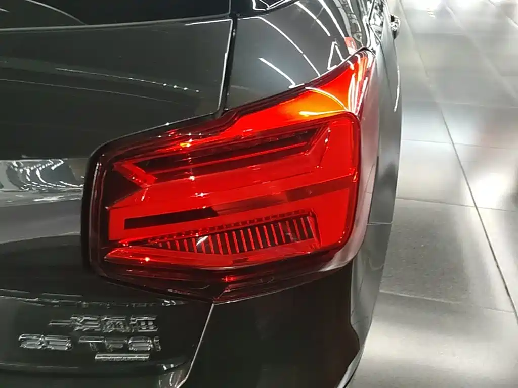 Audi Q2L 2020 — фото 8