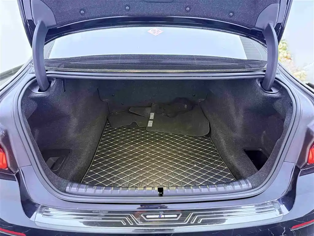 BMW 5 Series 2023 — фото 17