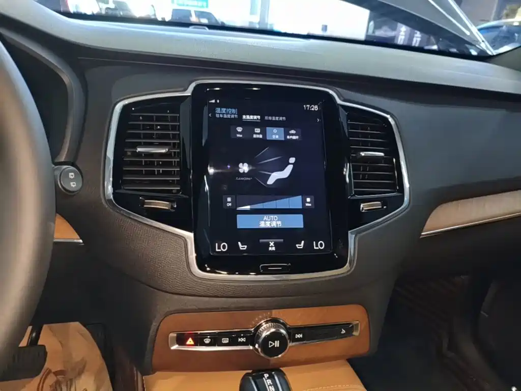Volvo XC90 2017 — фото 13