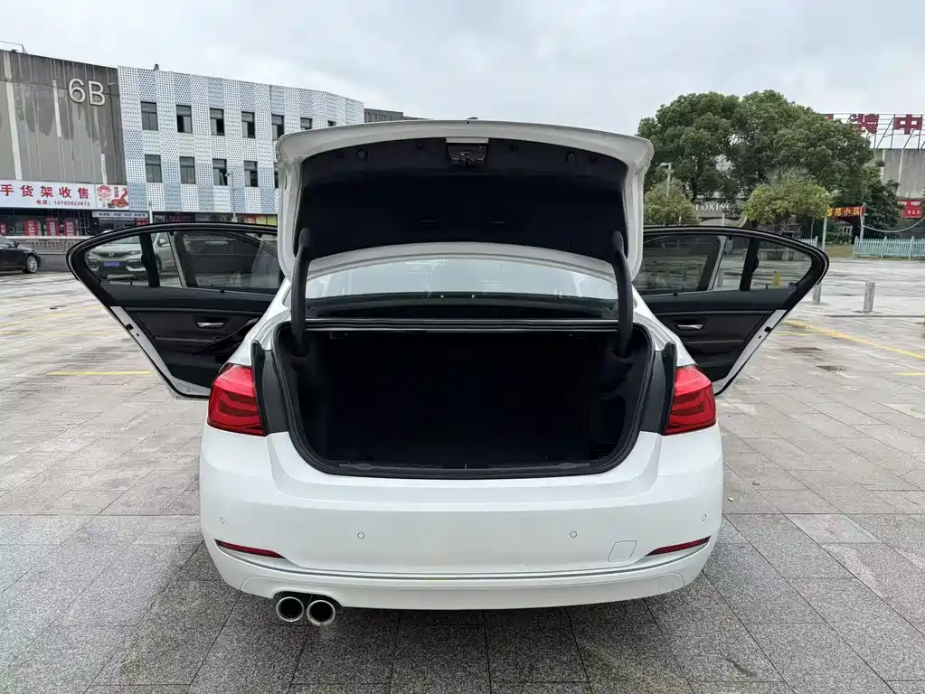 BMW 3 Series 2018 — фото 18