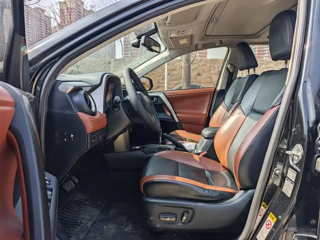 Toyota RAV4 2015 — фото 4