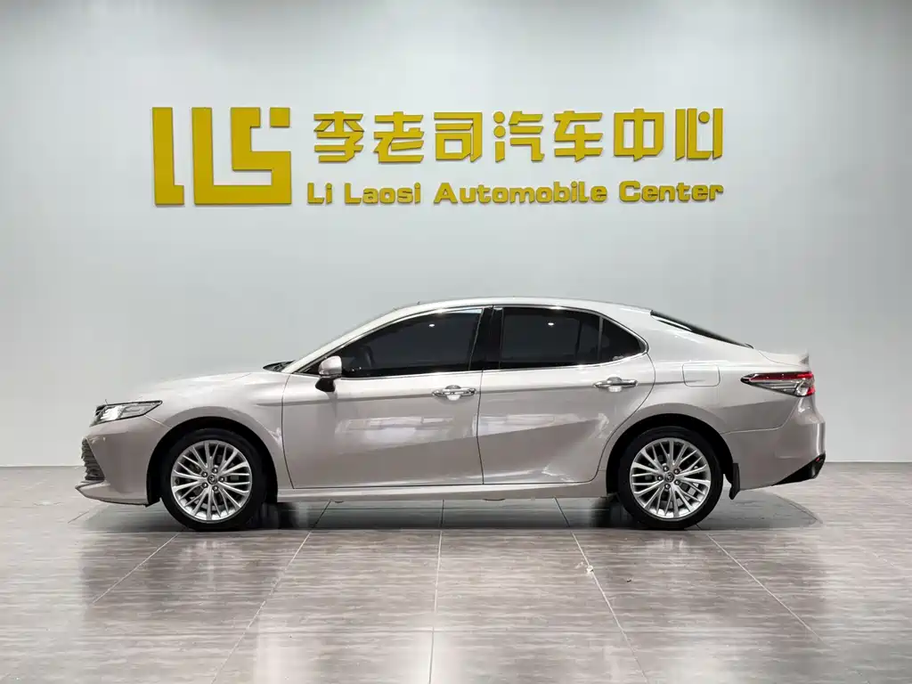 Toyota Camry 2020 — фото 2