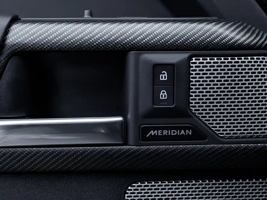 Land Rover Defender 2023 — фото 26