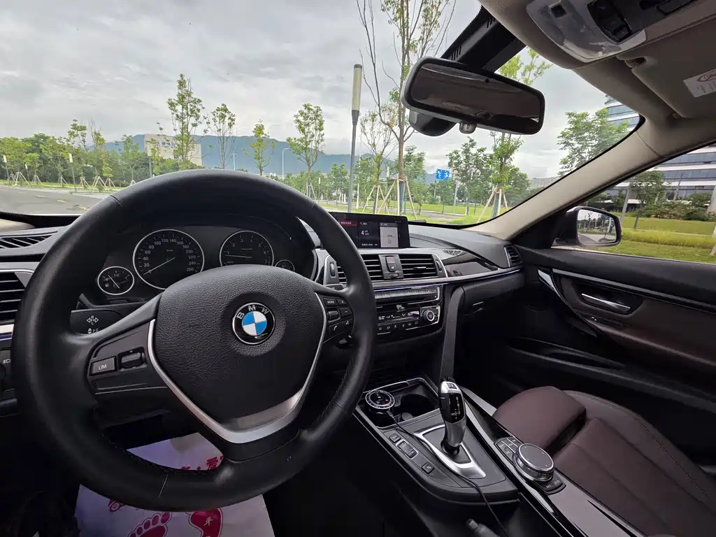 BMW 3 Series 2019 — фото 15