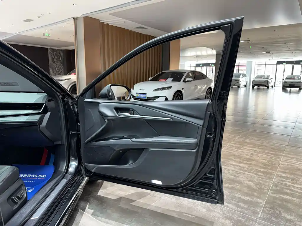 Toyota Camry 2025 — фото 19