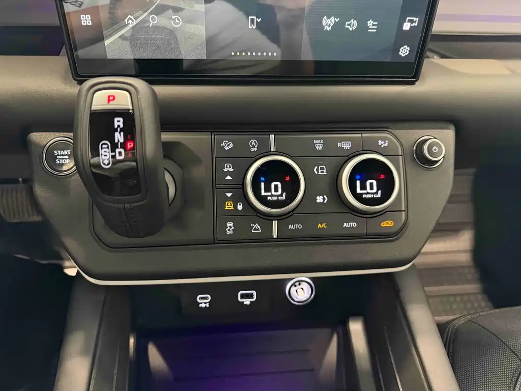 Land Rover Defender 2023 — фото 10